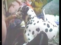 Mujer pegada al perro